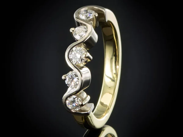 검은 배경에 고립 된 보석 황금 반지 — 스톡 사진