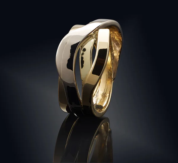 Bellissimo anello d'oro isolato su sfondo nero — Foto Stock
