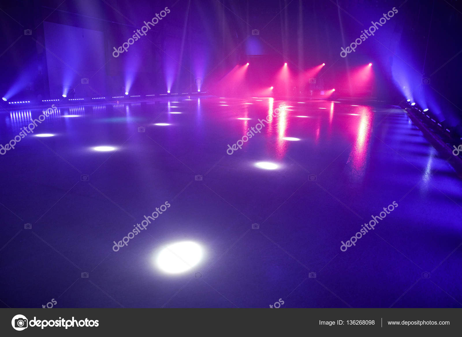 ijsvloer met podium verlichting voor ijs dansen — Stockfoto ... ijsvloer met podium verlichting voor ijs dansen — Stockfoto ...