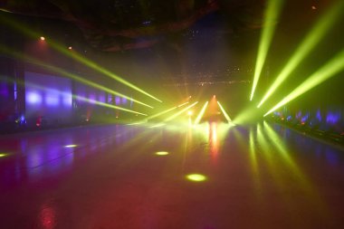 Buz dansı için buz zemin ile sahne ışıkları