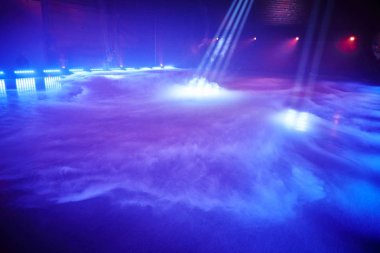 Buz dansı için buz zemin ile sahne ışıkları