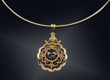 İzole üzerinde siyah altın kolye