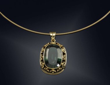 Siyah izole değerli taş ile altın kolye