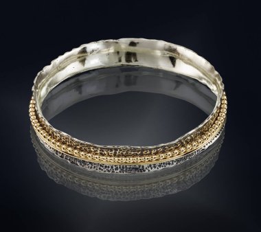 Altın bileklik siyah izole