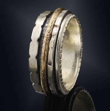 siyah arka plan üzerine izole güzel altın yüzük