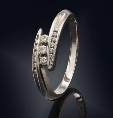 Siyah arka plan üzerine izole değerli taş ile altın yüzük