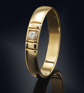 Siyah arka plan üzerine izole değerli taş ile altın yüzük