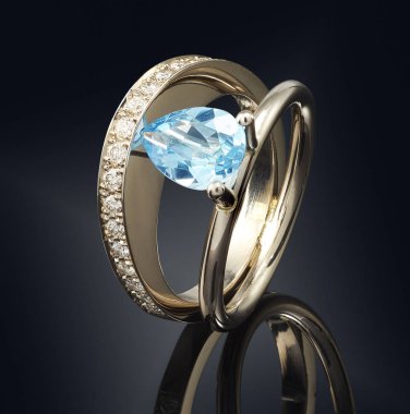 Siyah arka plan üzerine izole değerli taş ile altın yüzük