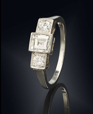 Siyah arka plan üzerine izole değerli taş ile altın yüzük