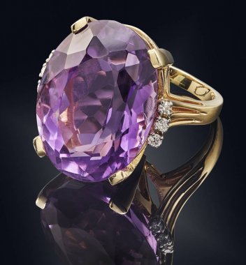 Siyah arka plan üzerine izole değerli taş ile altın yüzük