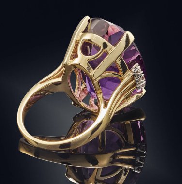 Siyah arka plan üzerine izole değerli taş ile altın yüzük