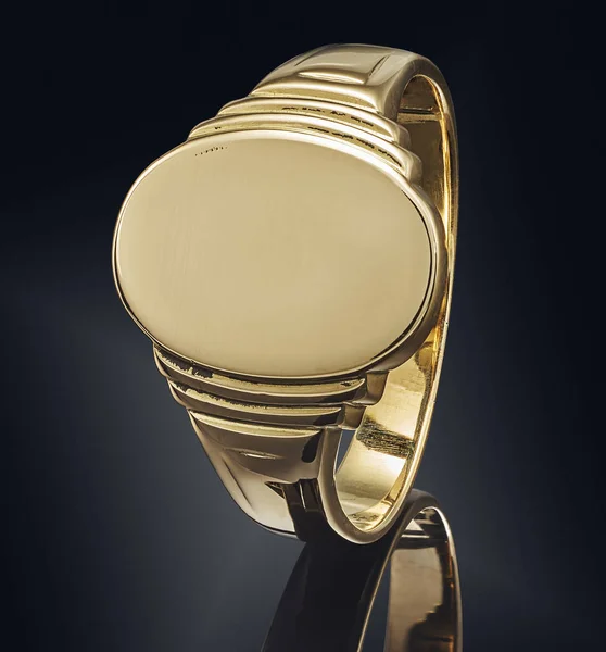 Gyönyörű arany gyűrű elszigetelt fekete háttér — Stock Fotó