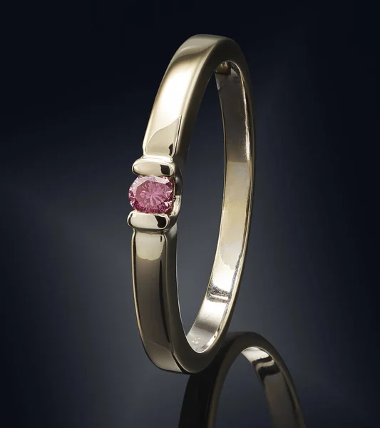 Золотое кольцо с драгоценным камнем на черном фоне — стоковое фото