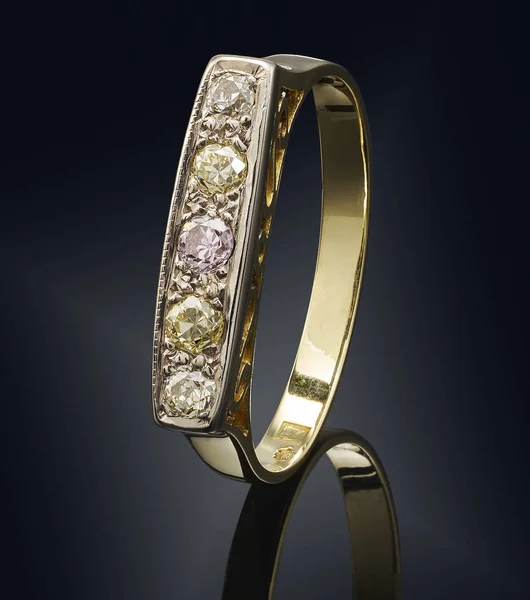 Золотое кольцо с драгоценным камнем на черном фоне — стоковое фото