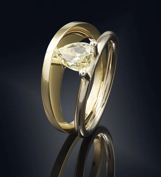 Anel dourado com pedra preciosa isolada no fundo preto — Fotografia de Stock