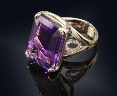 Siyah arka plan üzerine izole değerli taş ile altın yüzük