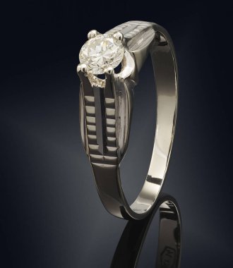 Siyah arka plan üzerine izole değerli taş ile altın yüzük