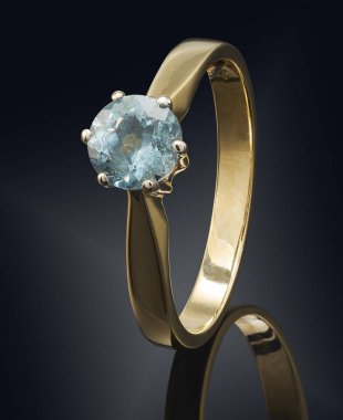 Siyah arka plan üzerine izole değerli taş ile altın yüzük