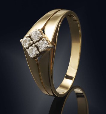 Siyah arka plan üzerine izole değerli taş ile altın yüzük