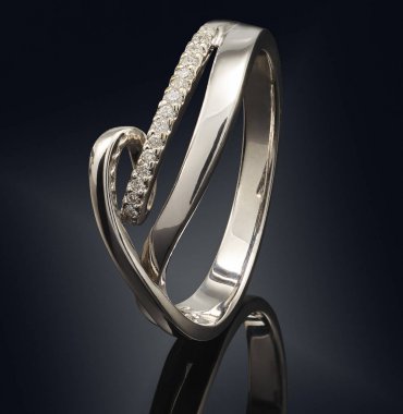 Siyah arka plan üzerine izole değerli taş ile altın yüzük