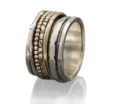 Beyaz arka plan üzerinde izole güzel altın yüzük