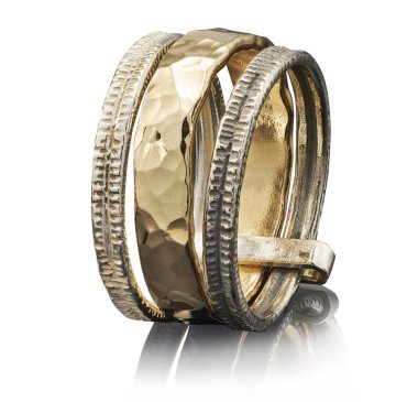 Beyaz arka plan üzerinde izole güzel altın yüzük