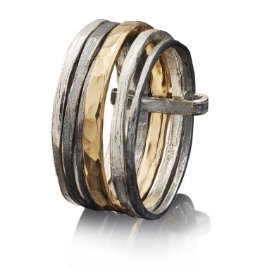 Beyaz arka plan üzerinde izole güzel altın yüzük