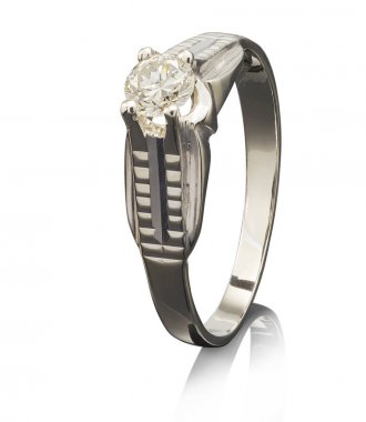 Beyaz arka plan üzerinde izole değerli taş ile altın yüzük