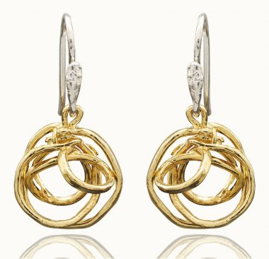 Beyaz arka plan üzerinde izole altın küpeler