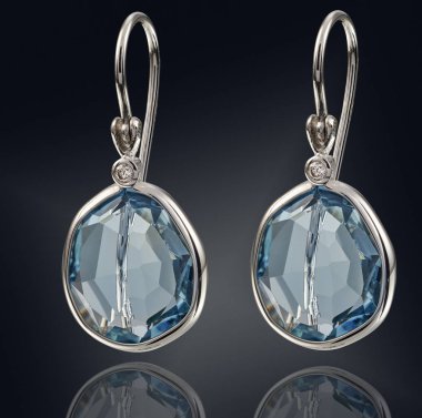 Siyah arka plan üzerine izole değerli taş altın küpe