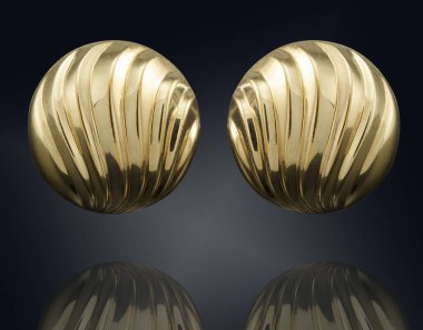 Siyah arka plan üzerine izole altın küpeler