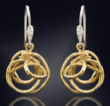 Siyah arka plan üzerine izole altın küpeler