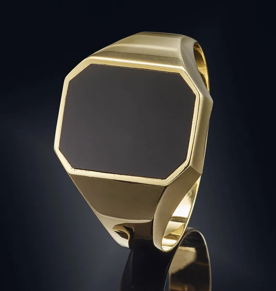 Golden ring with gemstone isolated on black background — Stock Photo, Image