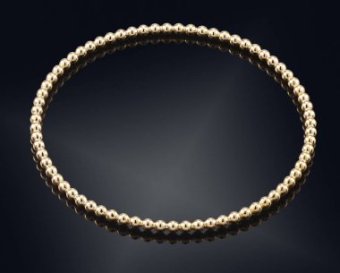 Altın bileklik siyah izole