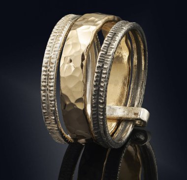 siyah arka plan üzerine izole güzel altın yüzük