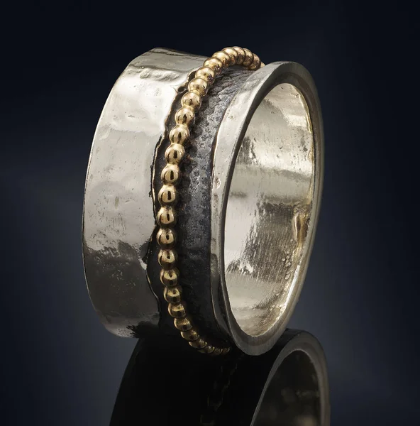 siyah arka plan üzerine izole güzel altın yüzük