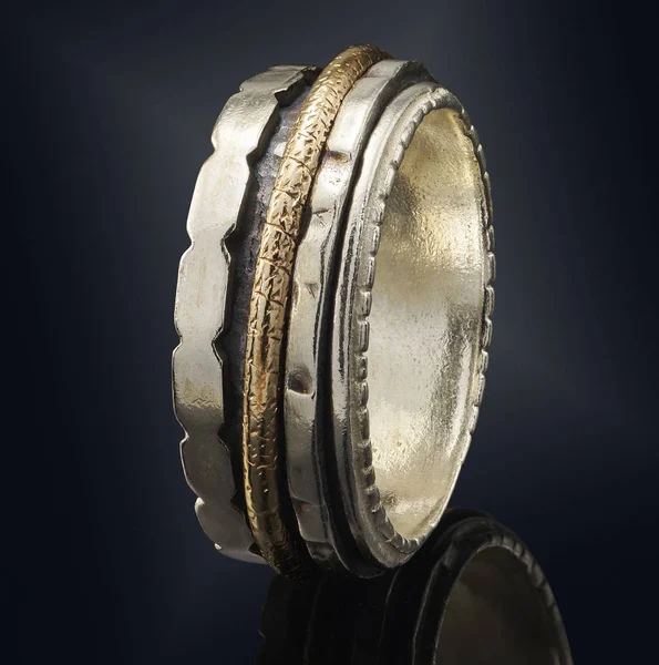 siyah arka plan üzerine izole güzel altın yüzük