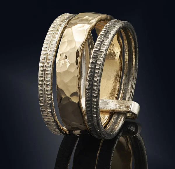 siyah arka plan üzerine izole güzel altın yüzük