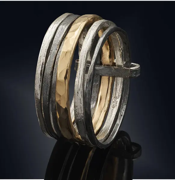 검은 배경에 고립 된 아름 다운 황금 반지 — 스톡 사진