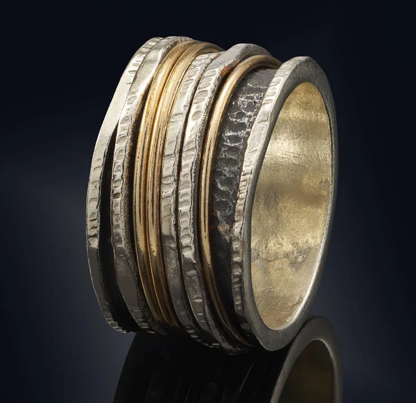 검은 배경에 고립 된 아름 다운 황금 반지 — 스톡 사진