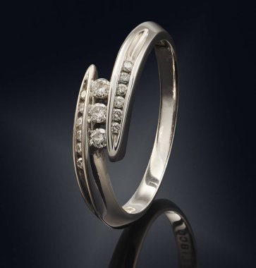 Siyah arka plan üzerine izole değerli taş ile altın yüzük