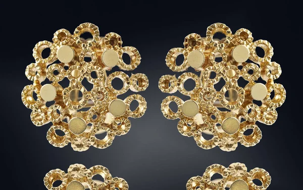 Золоті сережки з дорогоцінним камінням ізольовані чорні — стокове фото