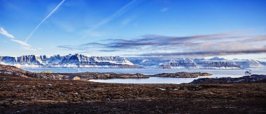 Grönland Fiyordu içinde yüzen buzdağı