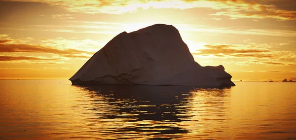 グリーンランドのフィヨルドに浮かぶ氷山 — ストック写真