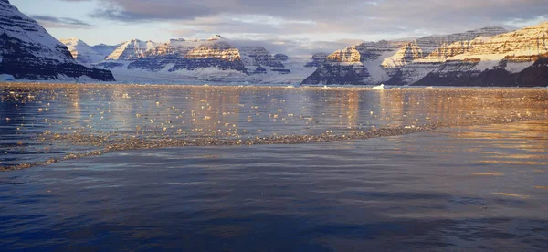 Grönland Fiyordu içinde yüzen buzdağı — Stok fotoğraf