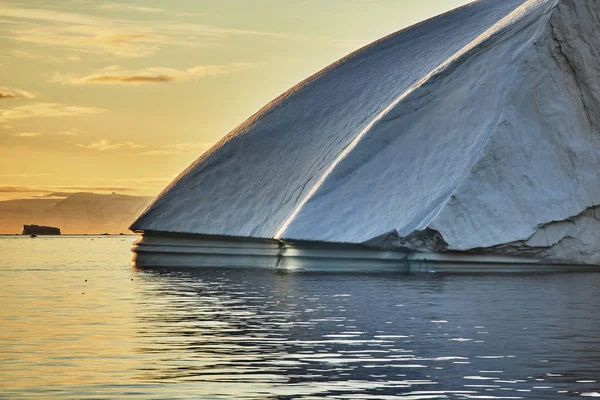 グリーンランドのフィヨルドに浮かぶ氷山 — ストック写真