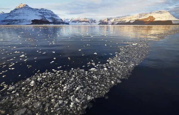 Iceberg galleggiante nel fiordo della Groenlandia — Foto Stock