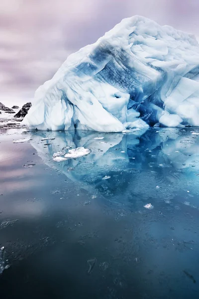 Iceberg flutuando no fiorde da Groenlândia — Fotografia de Stock