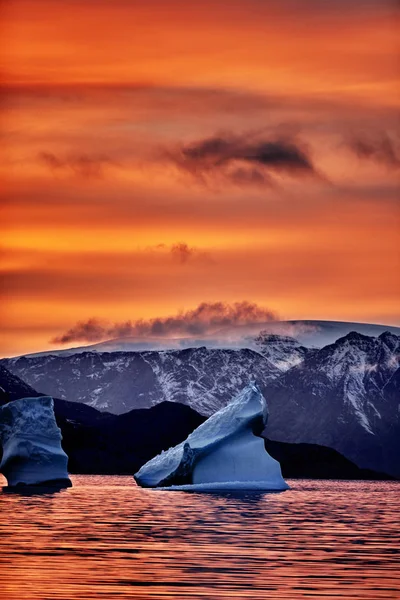 Iceberg flotando en el fiordo de Groenlandia —  Fotos de Stock