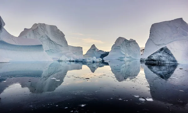 Iceberg galleggiante nel fiordo della Groenlandia — Foto Stock